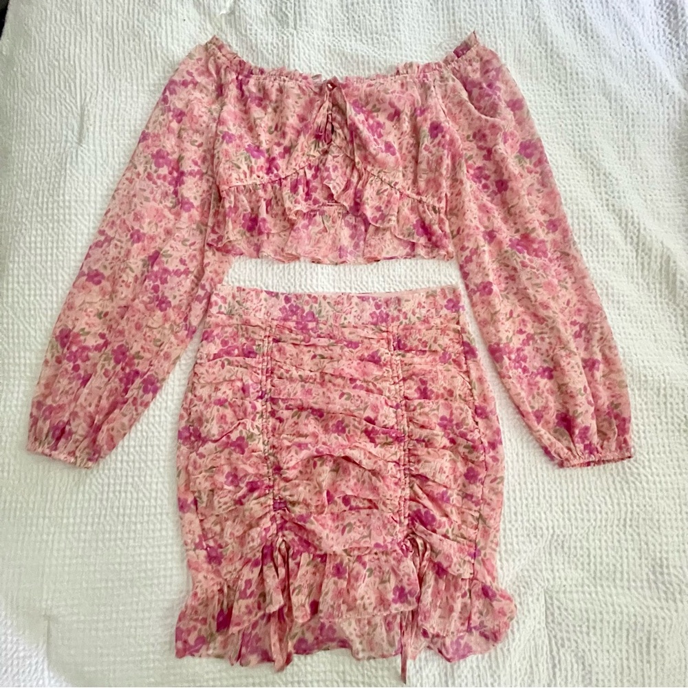 Beautiful 2 piece Floral Off-Shoulder crop Top and Skirt Set